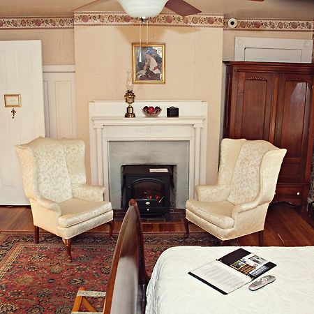 The Carriage Inn Bed And Breakfast Charles Town Buitenkant foto