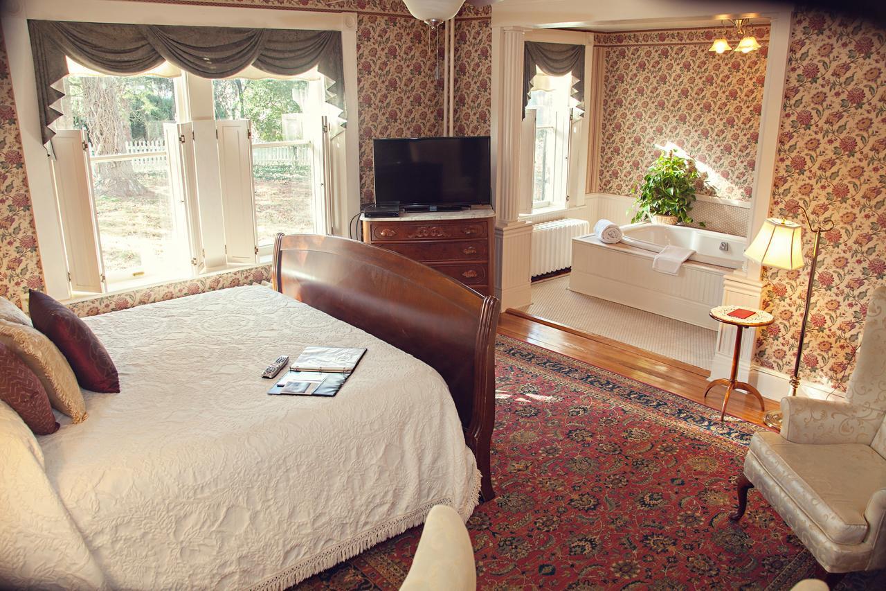 The Carriage Inn Bed And Breakfast Charles Town Buitenkant foto
