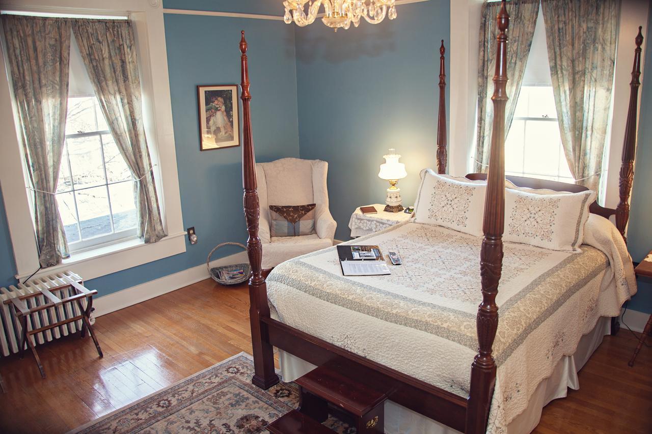 The Carriage Inn Bed And Breakfast Charles Town Buitenkant foto