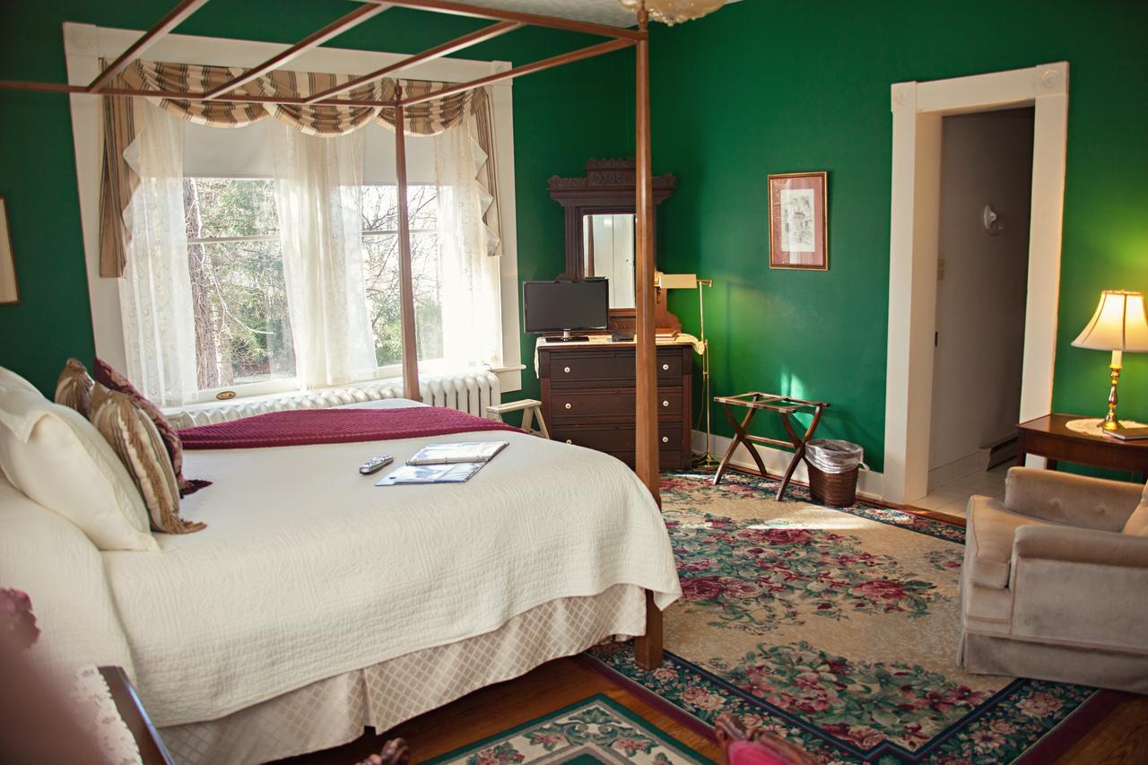 The Carriage Inn Bed And Breakfast Charles Town Buitenkant foto