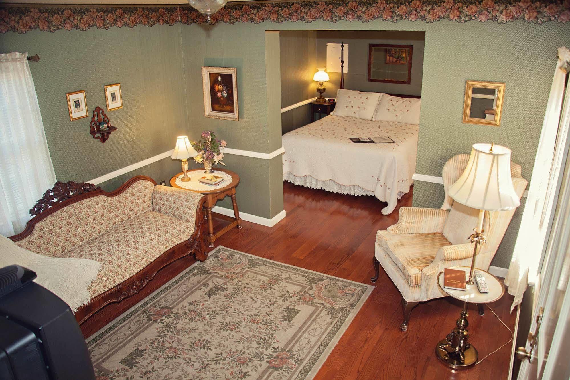 The Carriage Inn Bed And Breakfast Charles Town Buitenkant foto