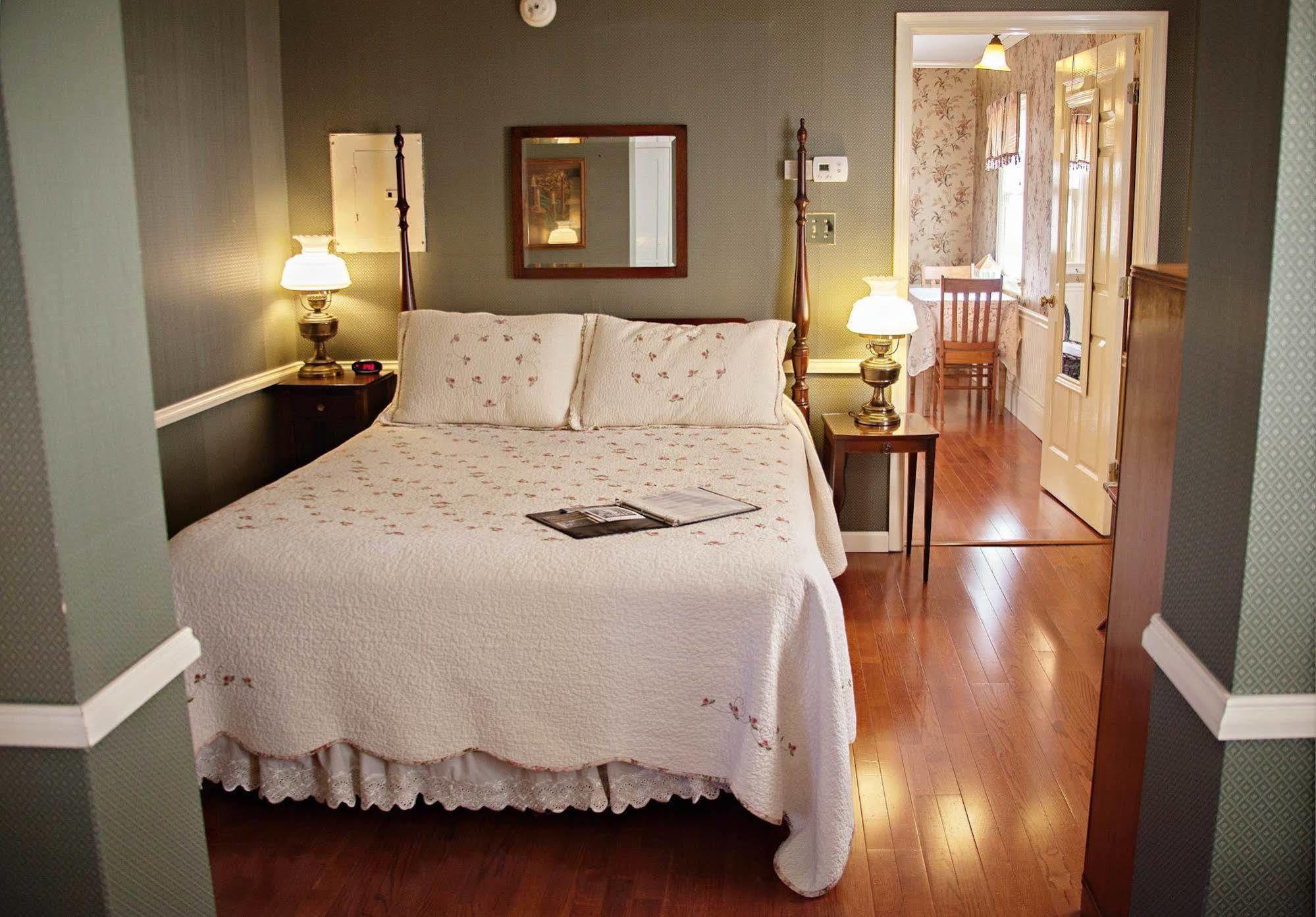 The Carriage Inn Bed And Breakfast Charles Town Buitenkant foto