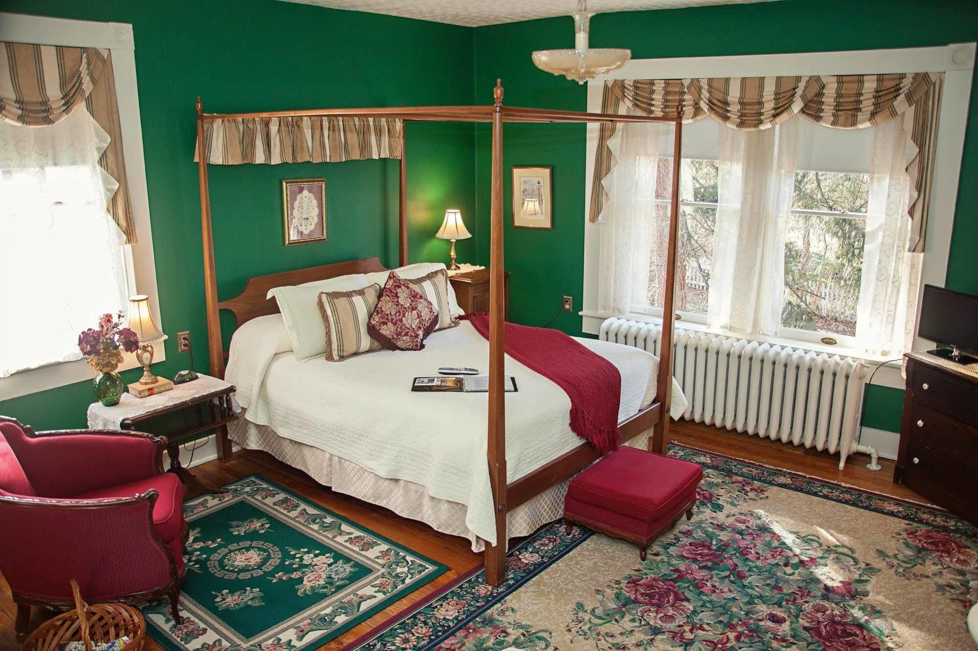 The Carriage Inn Bed And Breakfast Charles Town Buitenkant foto