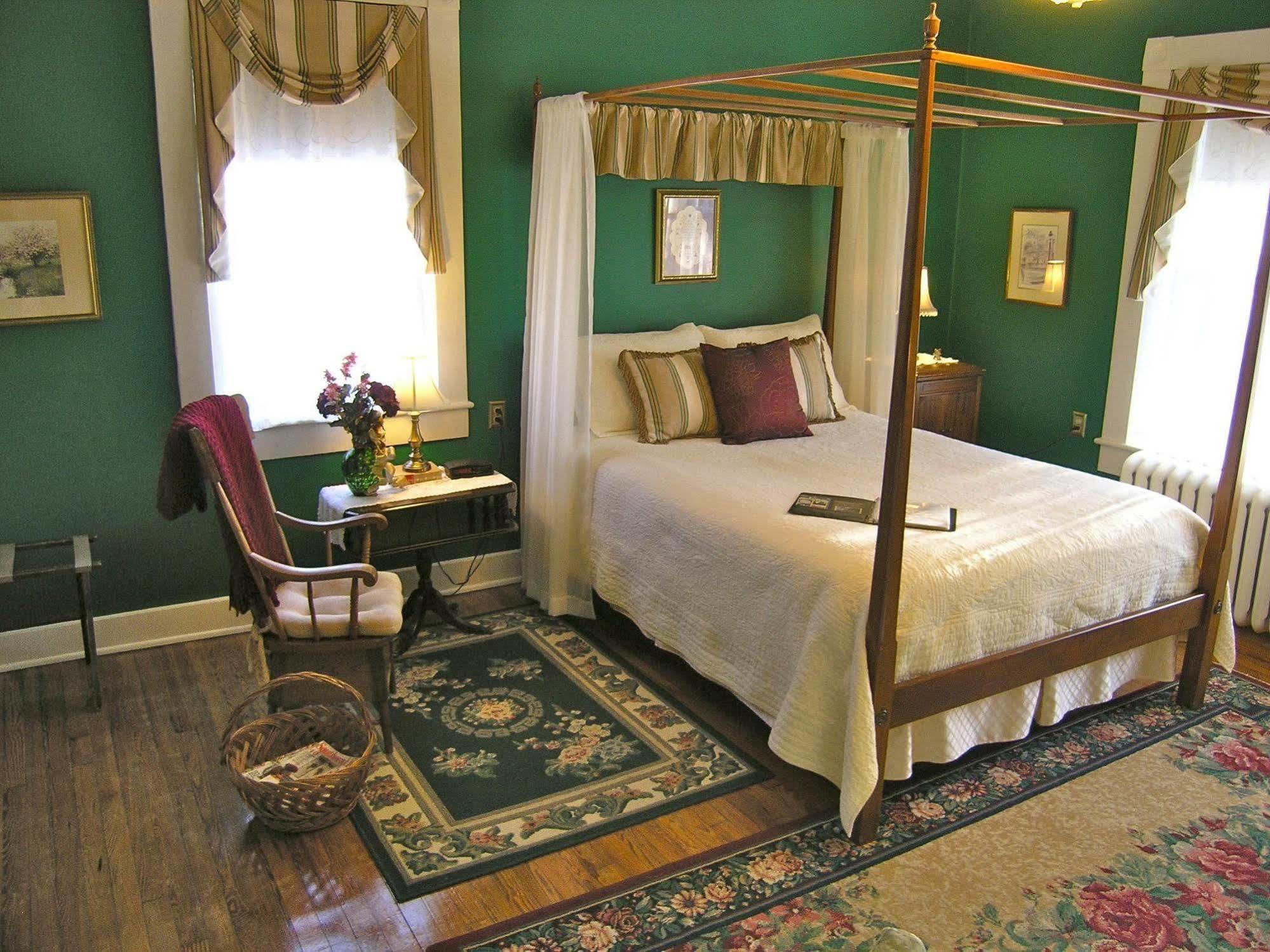 The Carriage Inn Bed And Breakfast Charles Town Buitenkant foto