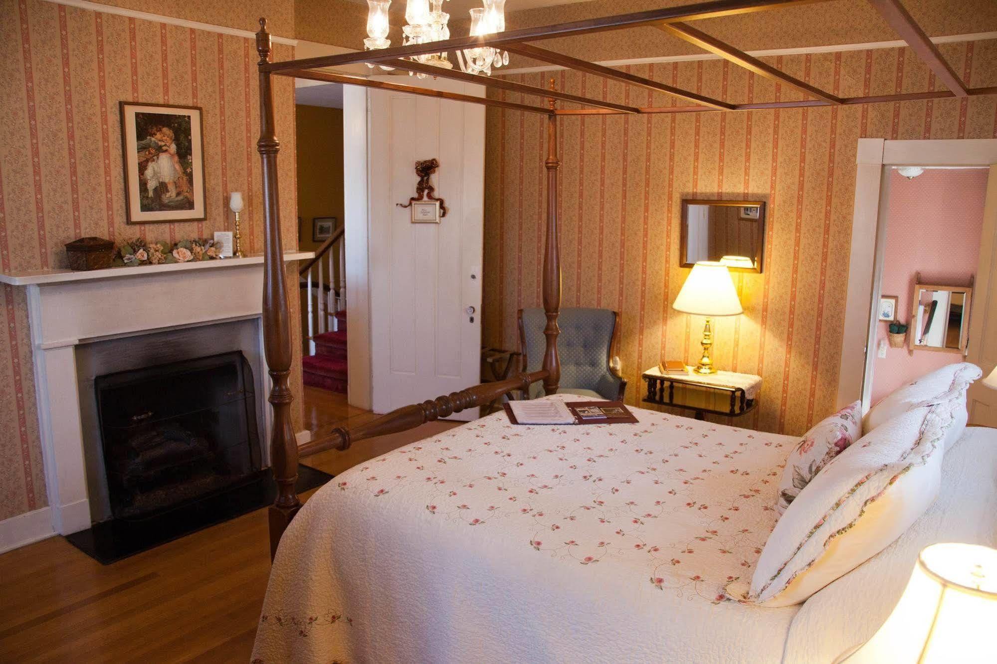 The Carriage Inn Bed And Breakfast Charles Town Buitenkant foto